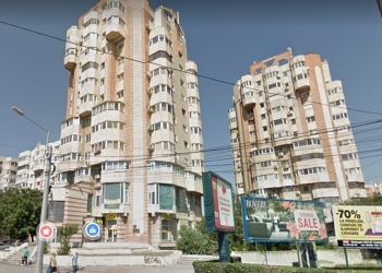 O femeie s-a trezit cu o bucată de tencuială în cap, căzută de pe fațada blocului turn SR2