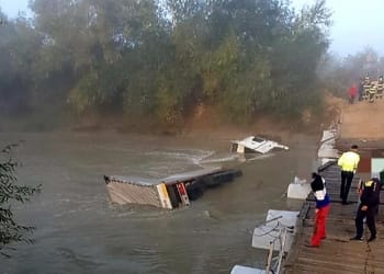 Autotrenul s-a răsturnat în râu. FOTO IPJ Ialomița