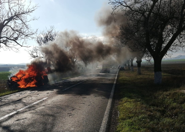 Mașina a luat foc în urma impactului. FOTO IPJ Tulcea