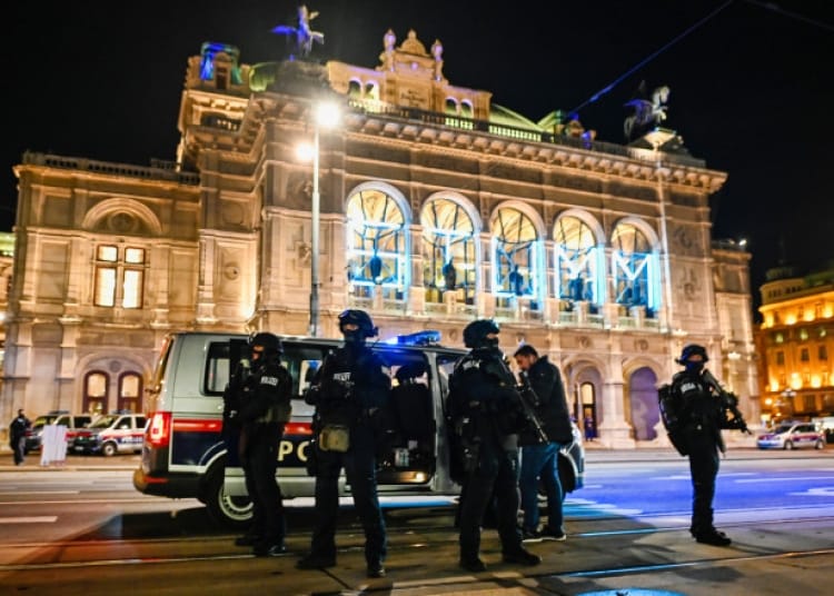Polițiști din forțele speciale, în fața Operei de stat din Viena. Foto: GettyImages