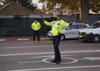 Traficul, dirijat de către polițiști. FOTO Cătălin SCHIPOR