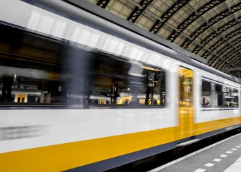 Tren de mare viteză - Foto: Rudy and Peter Skitterians de la Pixabay