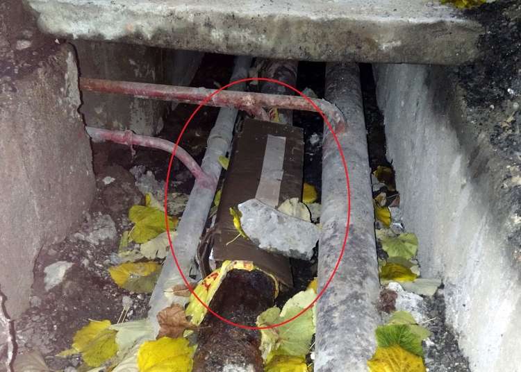 Defecțiunea a fost reparată cu un carton. FOTO Focus PRESS