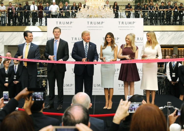 Donald Trump, alături de soție, copii și ginere. Foto: Getty Images / Chip Somodevilla