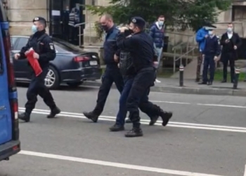 acum 1 oră
Antena3
Un bărbat a vrut să îşi dea foc în faţa Ministerului Muncii - Foto: Antena 3
