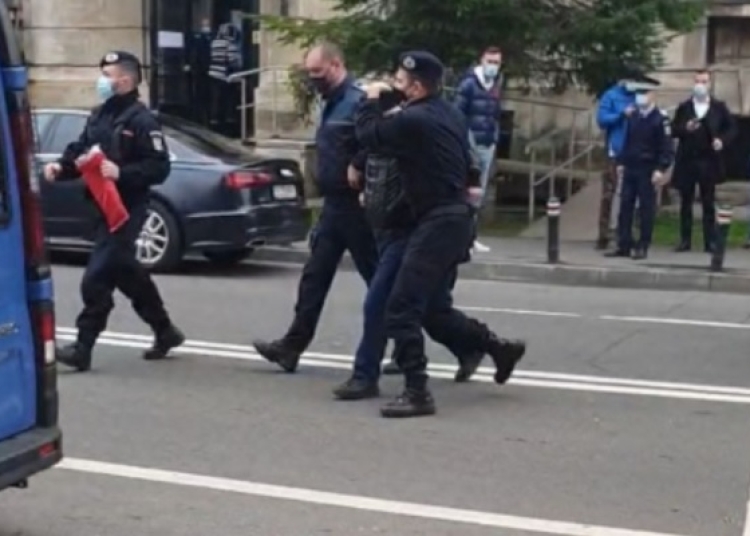 acum 1 oră
Antena3
Un bărbat a vrut să îşi dea foc în faţa Ministerului Muncii - Foto: Antena 3