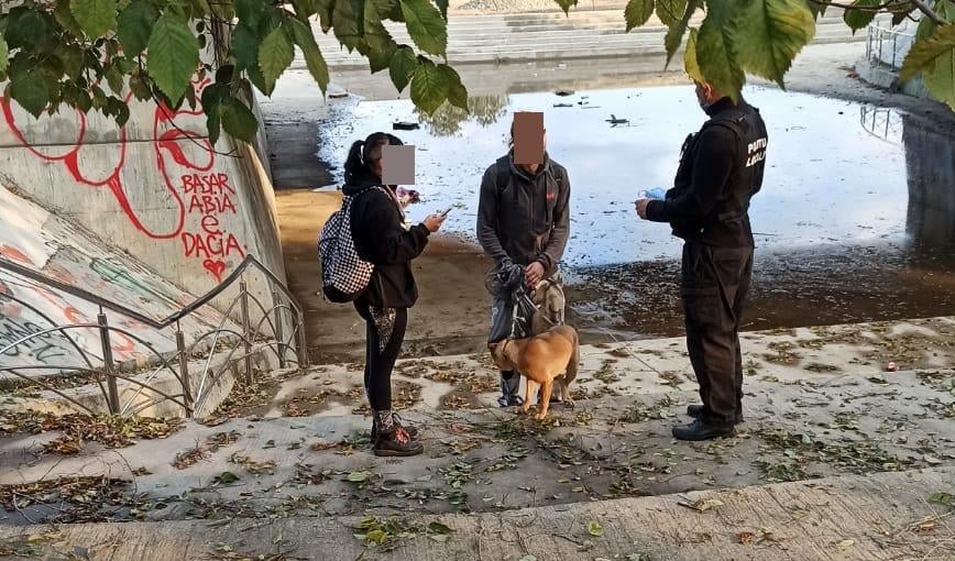 Polițiștii verifică dacă stăpânii animalelor de companie strâng după după acestea - Foto: Primăria Năvodari
