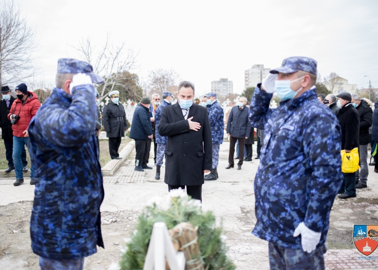 Mihai Lupu, președintele Consiliului Județean Constanța, a depus coroane de flori. FOTO CJ Constanța