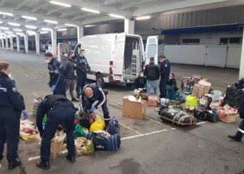 Poliția franceză controlând coletele - Foto: dispora.ro