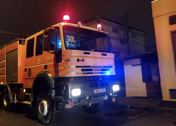 Pompierii au intervenit pentru a stinge incendiul.  FOTO Cătălin SCHIPOR