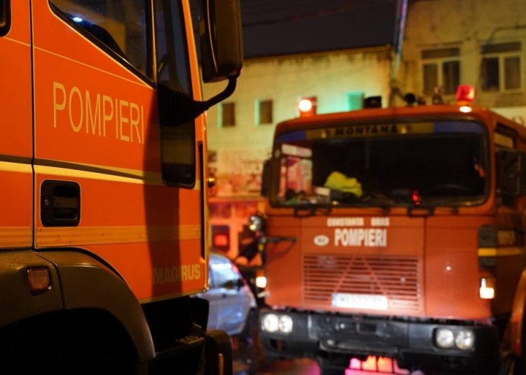Pompierii au intervenit pentru a stinge incendiul.  FOTO Cătălin SCHIPOR