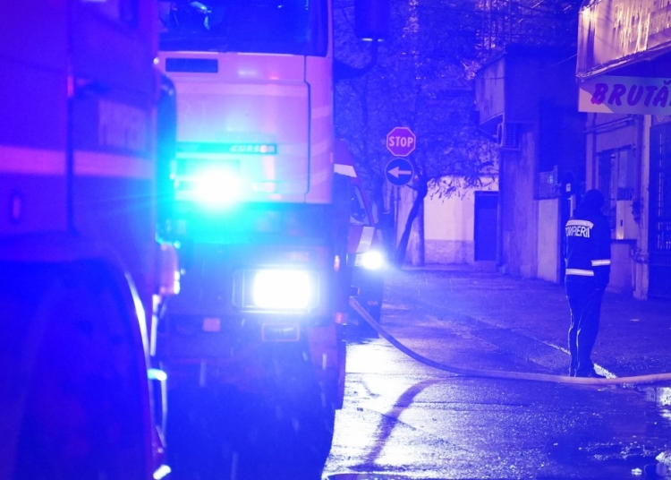Pompierii au intervenit pentru a stinge incendiul. FOTO Cătălin SCHIPOR