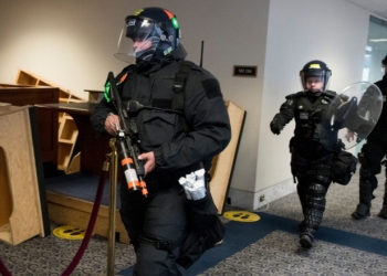 Digi24.ro: Membri din echipa tactică a Serviciului Secret intervin pentru evacuarea protestatarilor. Foto: Profimedia
