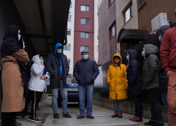 Remus Negoi și Dumitru Caragheorghe s-au întâlnit cu locatarii din blocul napoli. FOTO Cătălin SCHIPOR