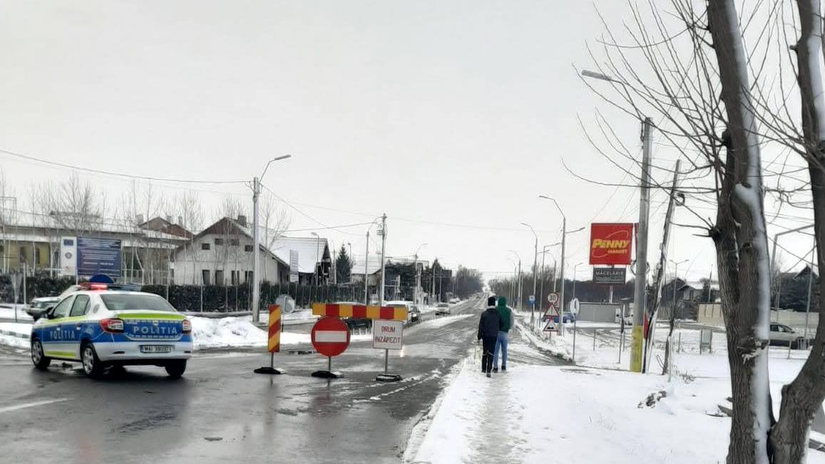 Drum închis din cauza căderilor de zăpadă. FOTO Focus Press