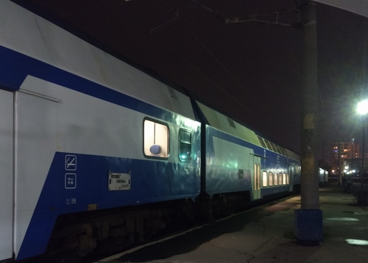 Tren călători tras la peron. FOTO Cătălin SCHIPOR