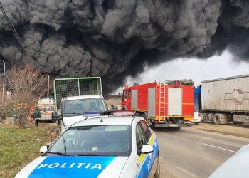 Incendiu de amploare la un depozit. FOTO ISU Buzău