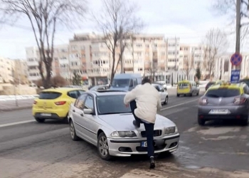 Individul a oprit mașina în mijlocul drumului și s-a urcat pe ea. FOTO Facebook/Nigel Adam