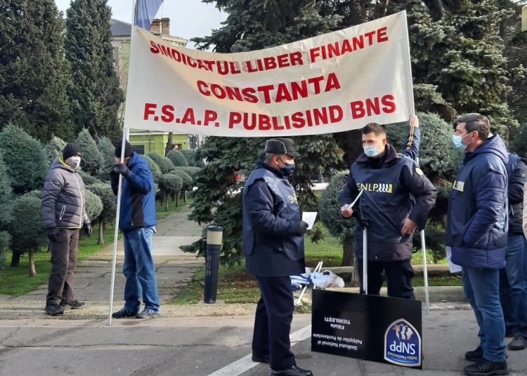 Protest al sindicaliștilor PUBLISIND în fața Prefecturii Constanța. FOTO Focus Press