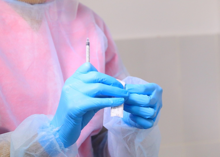 Personal medical pregătind vaccinul. FOTO Primăria Constanța