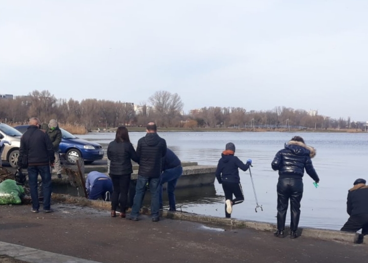 Doar câțiva oameni au participat la acțiunea de ecologizare. FOTO Primăria Constanța
