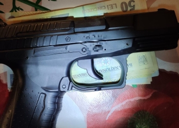 Un pistol a fost găsit în urma perchezițiilor. FOTO IPJ Ialomița