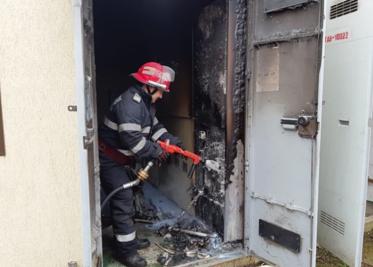 Incendiu post trafo - foto cu rol ilustrativ, sursa: Special Arad