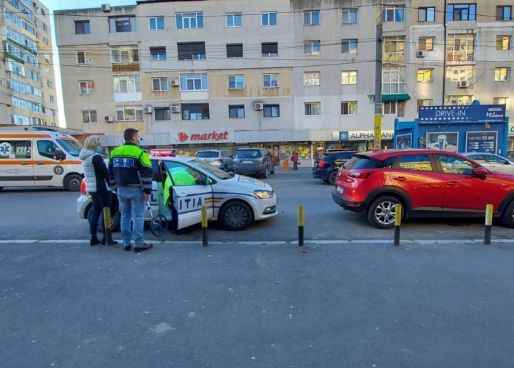 Polițiștii au intervenit la locul producerii accidentului. FOTO Cătălin SCHIPOR