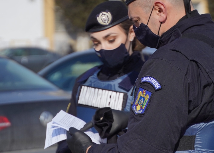 Echipaj al Jandarmeriei în misiune. FOTO Cătălin SCHIPOR
