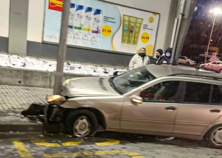 Una dintre mașini s-a oprit într-un stâlp. FOTO FP