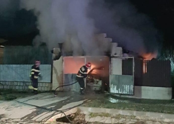 Incendiul a izbucnit la autoturismul parcat în garaj. FOTO ISU Delta Tulcea