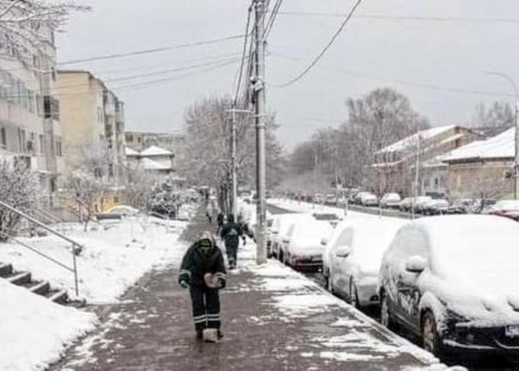 Pe trotuare a fost împrăștiat material antiderapant. FOTP PM