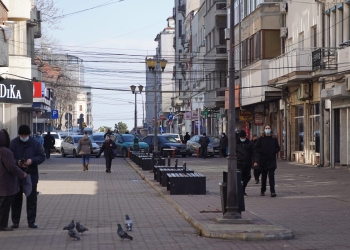 Oameni pe stradă. FOTO Cătălin SCHIPOR