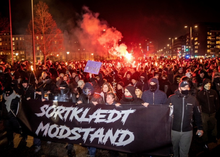 Sute de persoane au manifestat împotriva măsurilor anti-Covid luate de guvern cât și față de pașaportul de vaccinare. Foto: Profimedia Images