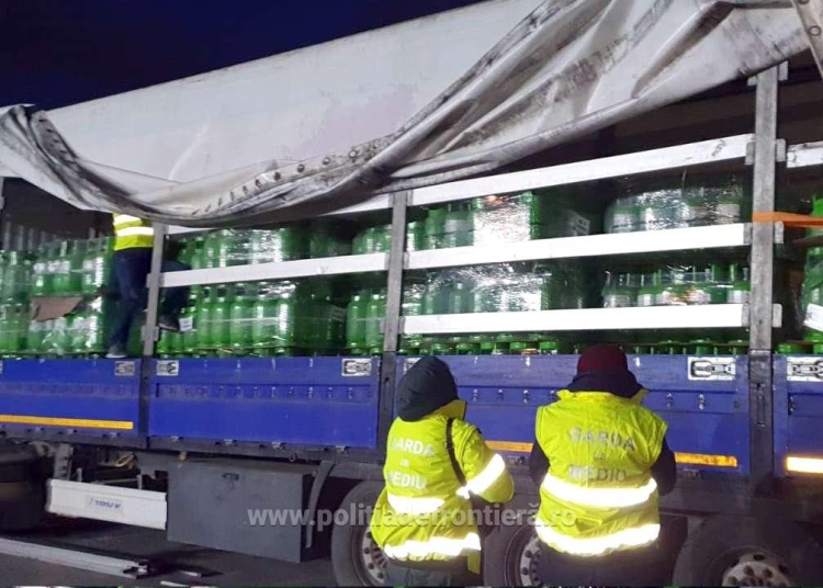 Butelii cu gaz sechestrate de autorități. FOTO Poliția de Frontieră