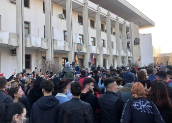 Palaz le cere lui Lupu și Coșa să iasă și să discute cu protestatarii