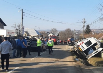 Accident rutier cu un microbuz școlar implicat. FOTO ISU Suceava