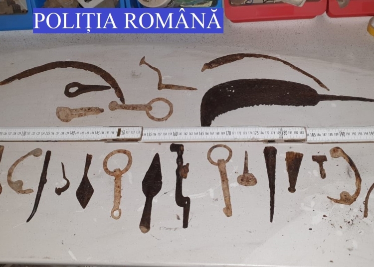 Bunuri provenite din săpături arheologice ilegale. FOTO Poliția Română