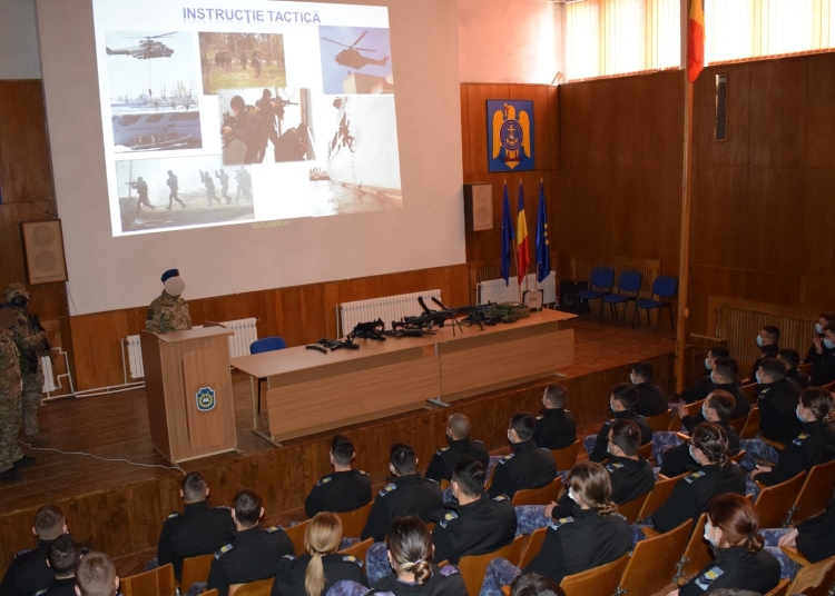 Militari din Forțele Speciale, în vizită la Şcoala Militară de Maiştri Militari a Forţelor Navale. FOTO SMMMFN