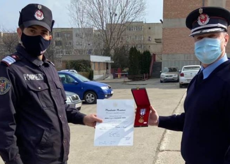 Înmânarea Medaliei Naţionale „Pentru Merit” clasa a III-a cu însemn pentru militari. FOTO ISU Delta Tulcea