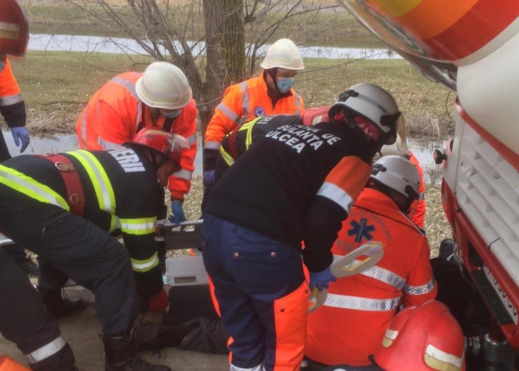 Pompierii au intervenit pentru salvarea șoferului de sub camion. FOTO ISU Delta Tulcea