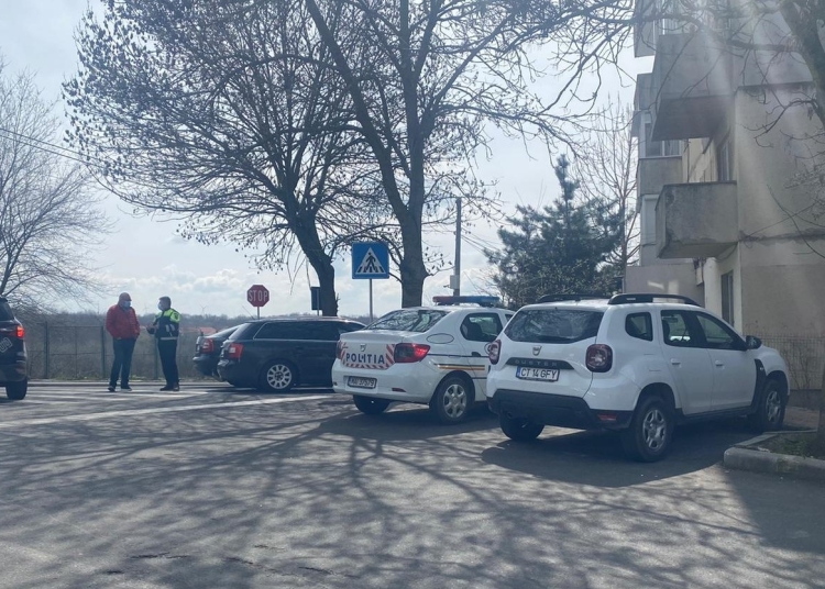Polițiștii fac cercetarea la fața locului privind omorul de la Cernavodă