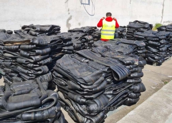 Deșeuri de cauciuc, depistate într-un container - foto: Poliția de Frontieră