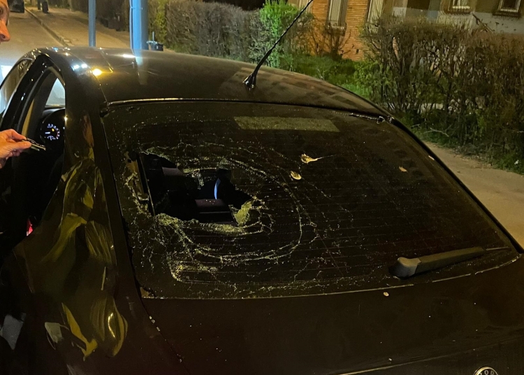 Șoferul s-a trezit că cineva i-a spart luneta mașinii