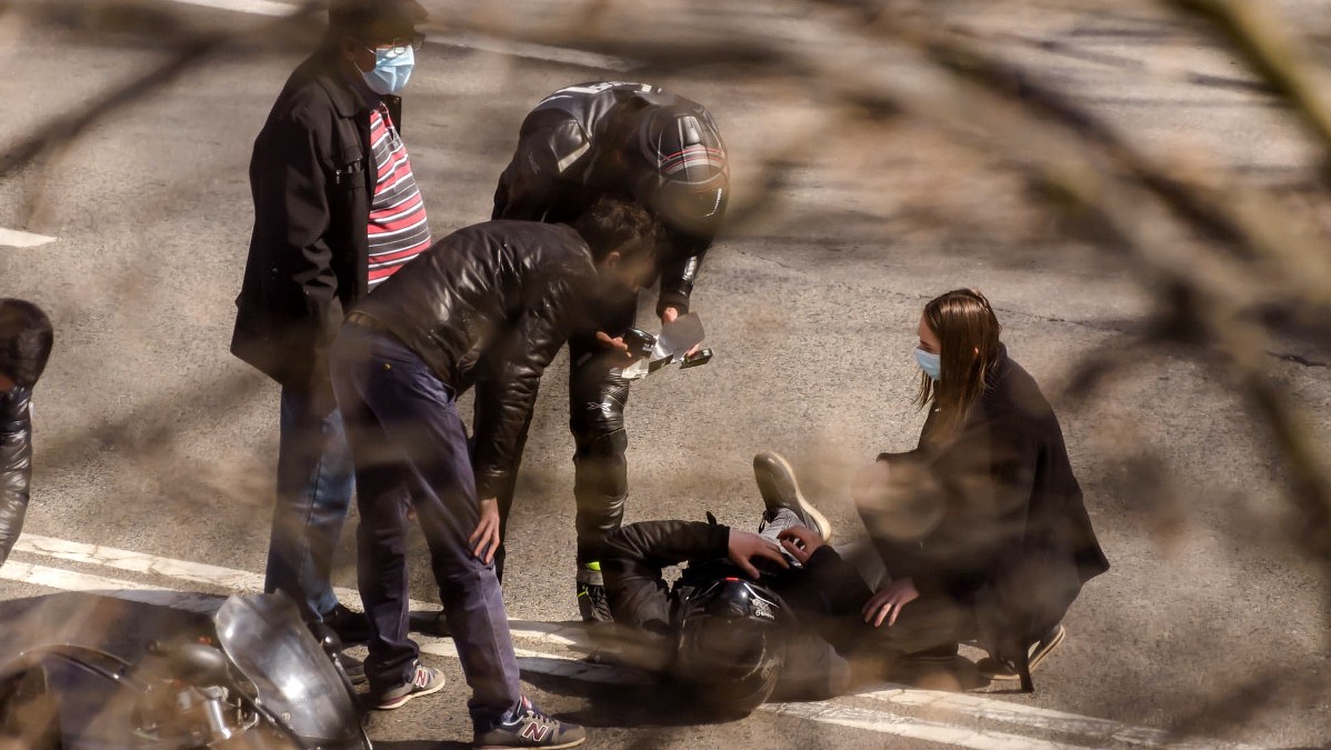 Motociclistul a fost rănit în urma impactului - Foto cu rol ilustrativ