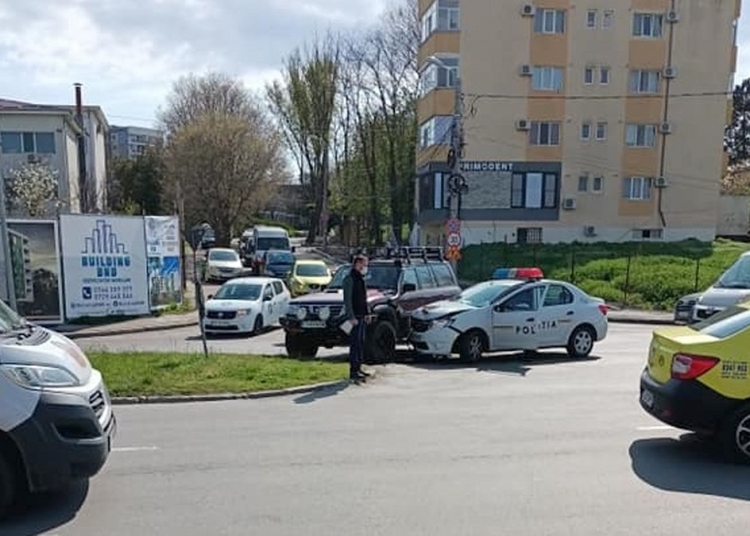 Mașina de poliție a fost avariată în urma impactului. FOTO Facebook/Infotrafic