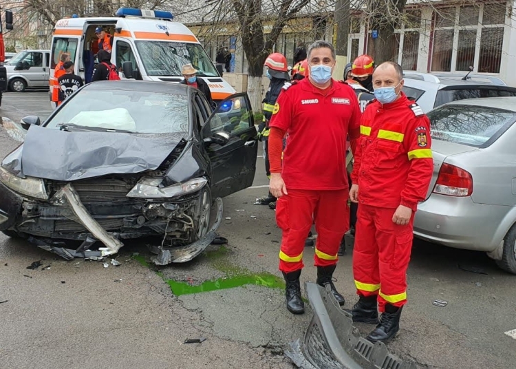 Cei doi paramedici au intervenit imediat la accident. FOTO ISU Dobrogea