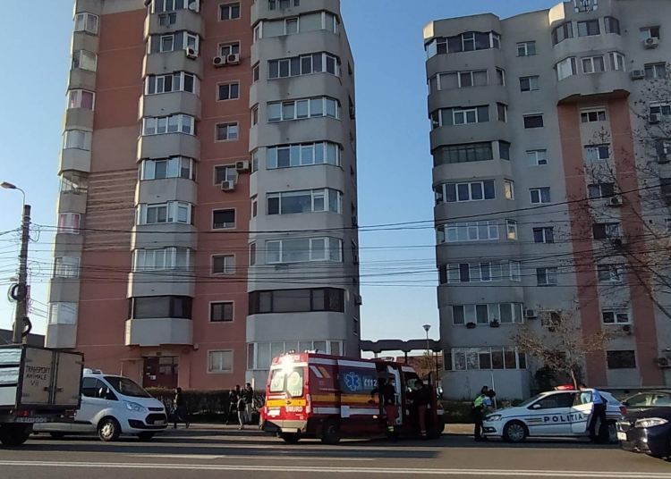 Echipaje medicale și al poliției au ajuns la locul solicitării. FOTO Cătălin SCHIPOR