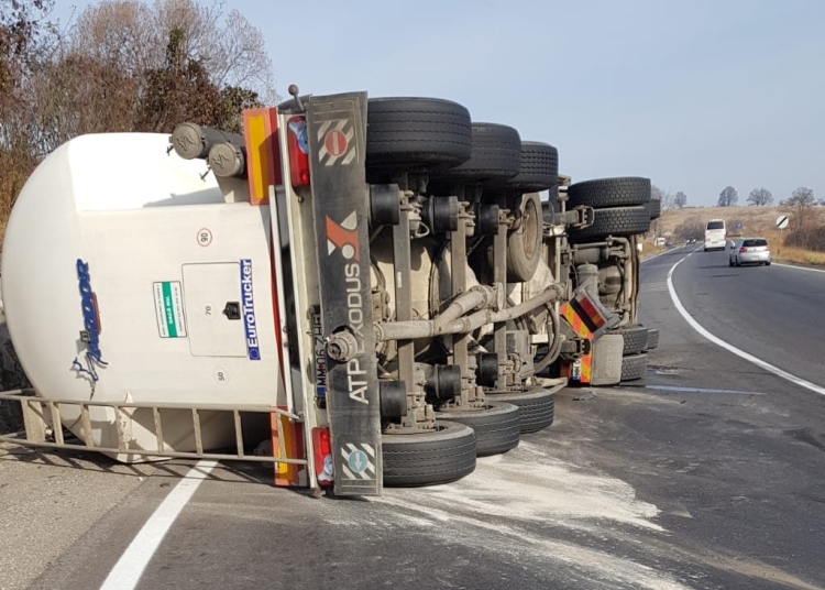 Autocisternă răsturnată - Imagine cu rol ilustrativ. FOTO: Arhivă