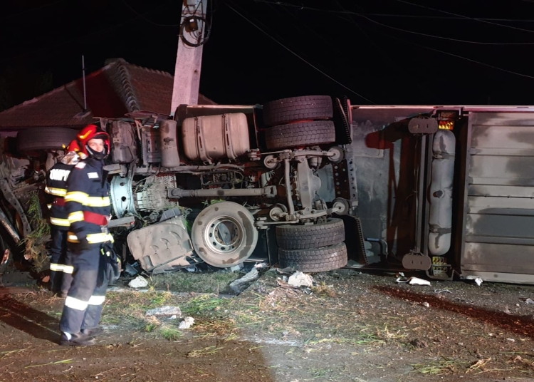Pompierii au intervenit la autotrenul răsturnat. FOTO ISU Ialomița